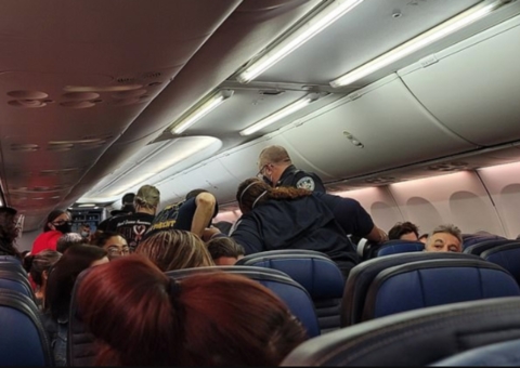 Passageiros ficam em pânico após homem morrer com suspeita de covid em voo
