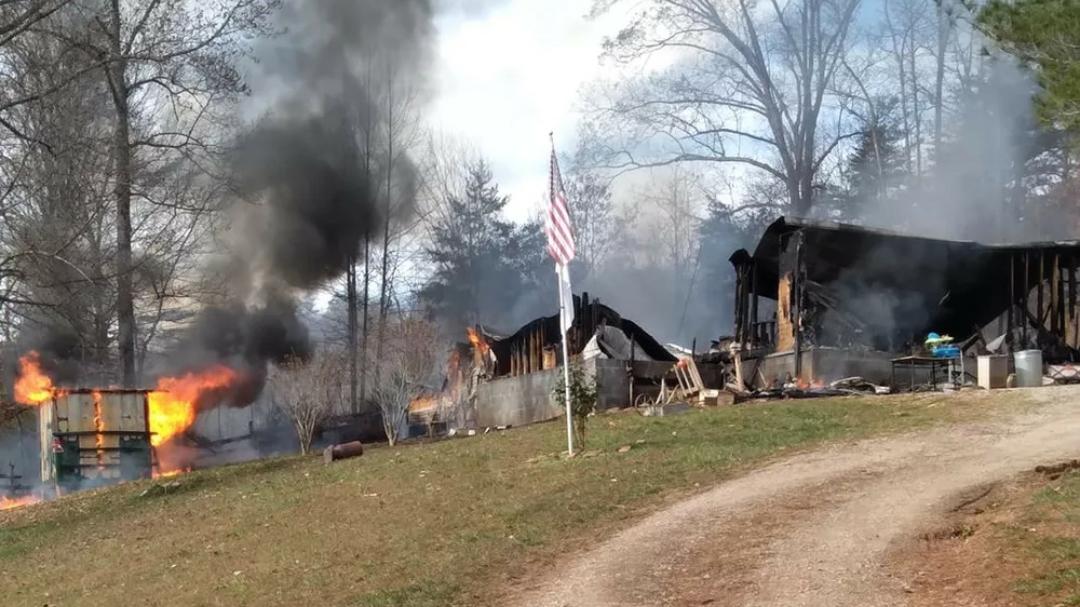 Menino de 7 anos resgata irmã bebê de casa em chamas
