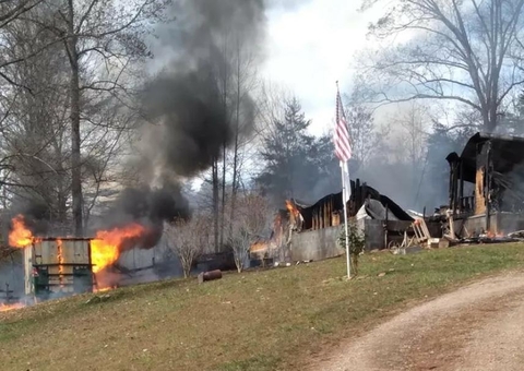 Menino de 7 anos resgata irmã bebê de casa em chamas