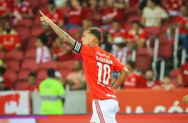 Inter perde pênalti, mas vira sobre o CSA na Copa do Brasil