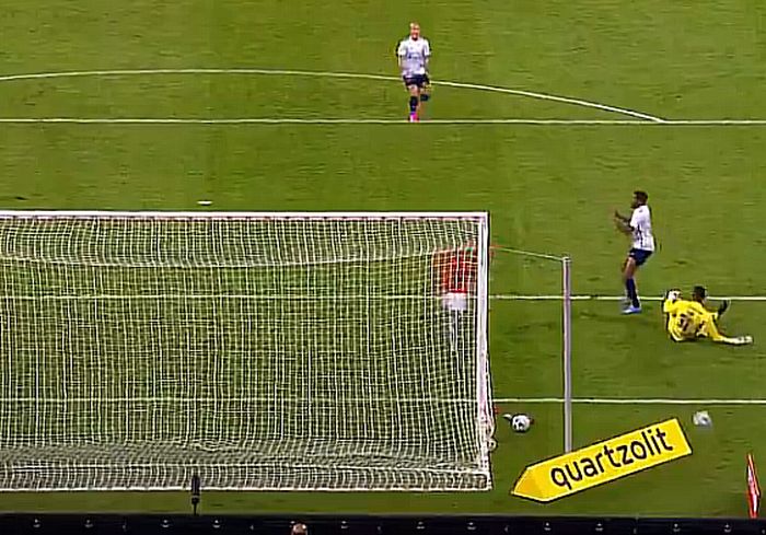 Com um a menos, Cruzeiro segura pressão e empata com o Inter no Beira-Rio