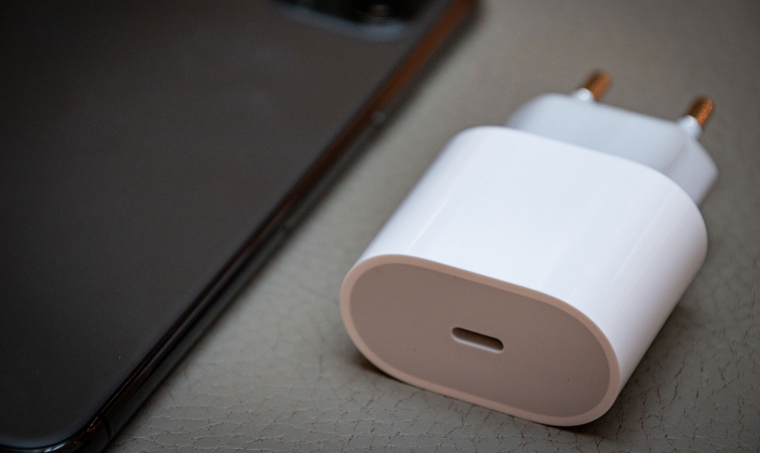 Justiça manda Apple indenizar cliente por venda de iPhone sem carregador