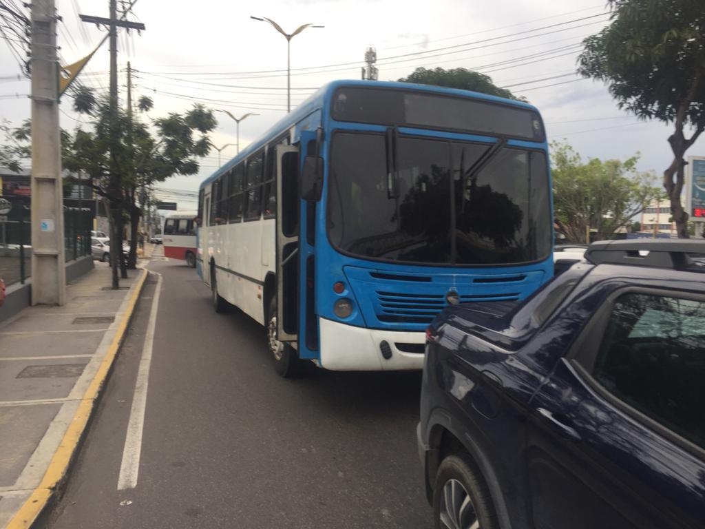 Ônibus que fazia transporte clandestino é apreendido em Manaus