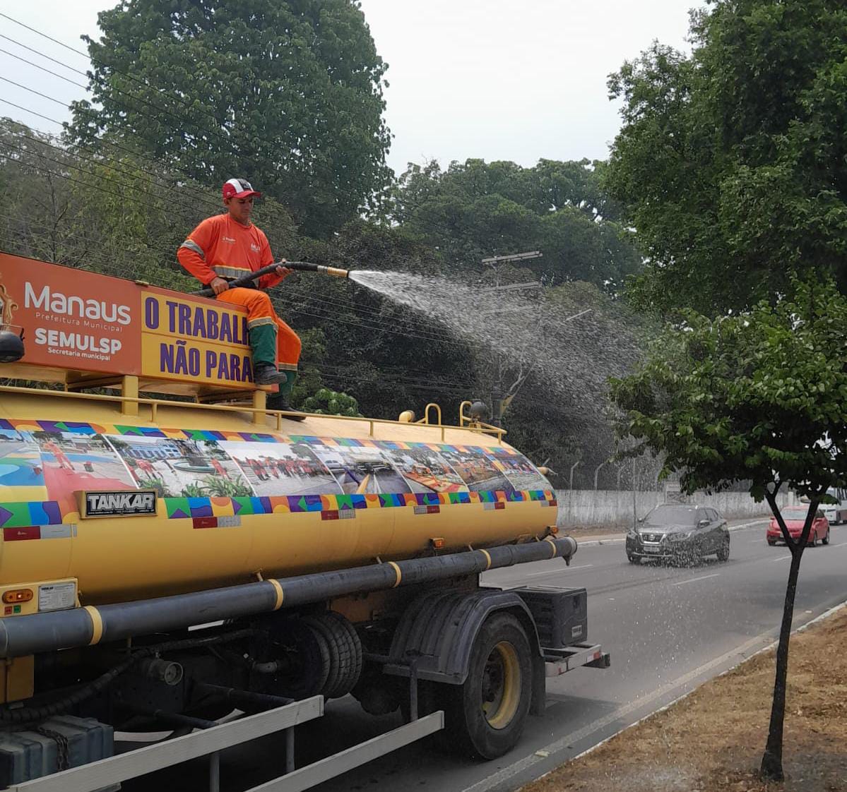 Caminhões-pipas são usados para resfriar vias públicas em Manaus