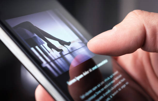 Homem divulga fotos íntimas e número da ex em anúncio de garota programa