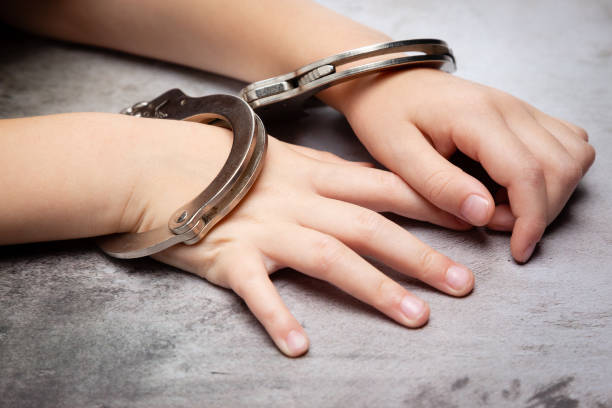 Menino de 12 anos é apreendido enquanto vendia drogas em beco de Manaus