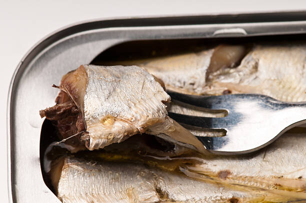 Mulher morre e clientes são intoxicados após comerem sardinha em conserva