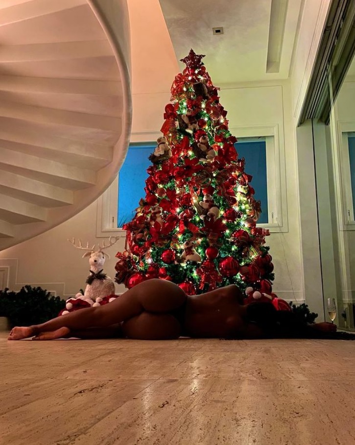 Iza posta foto completamente nua em última noite do ano 
