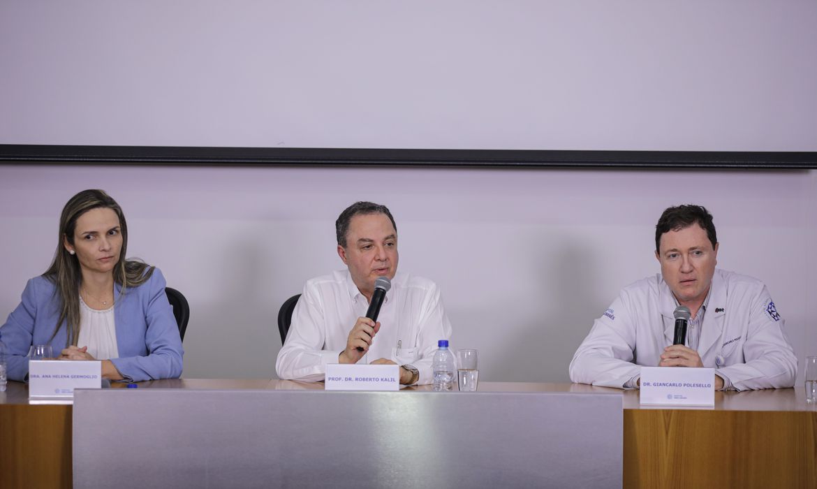 Lula se recupera em hospital após cirurgia no quadril