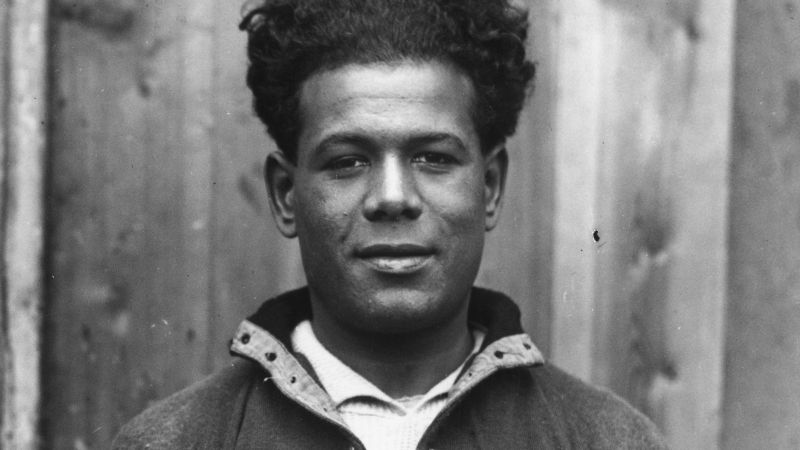 A história do atacante que foi cortado de seleção por ser negro