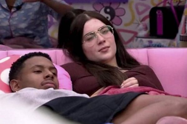 Jade dá intimada em PA: 'fica Jade ou fica Arthur?'