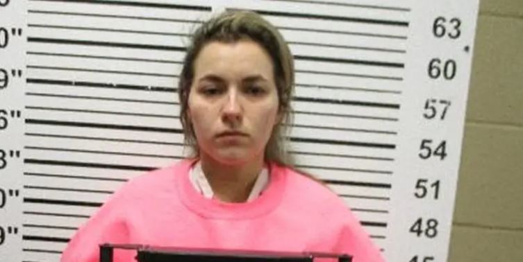 Professora é presa por levar aluno para fazer sexo em cemitério