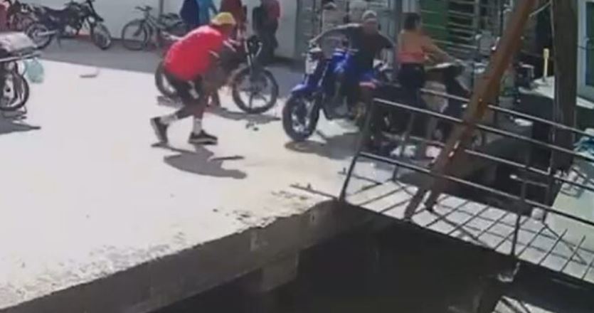 Vídeo: Mulher perde controle e motocicleta cai dentro de rio