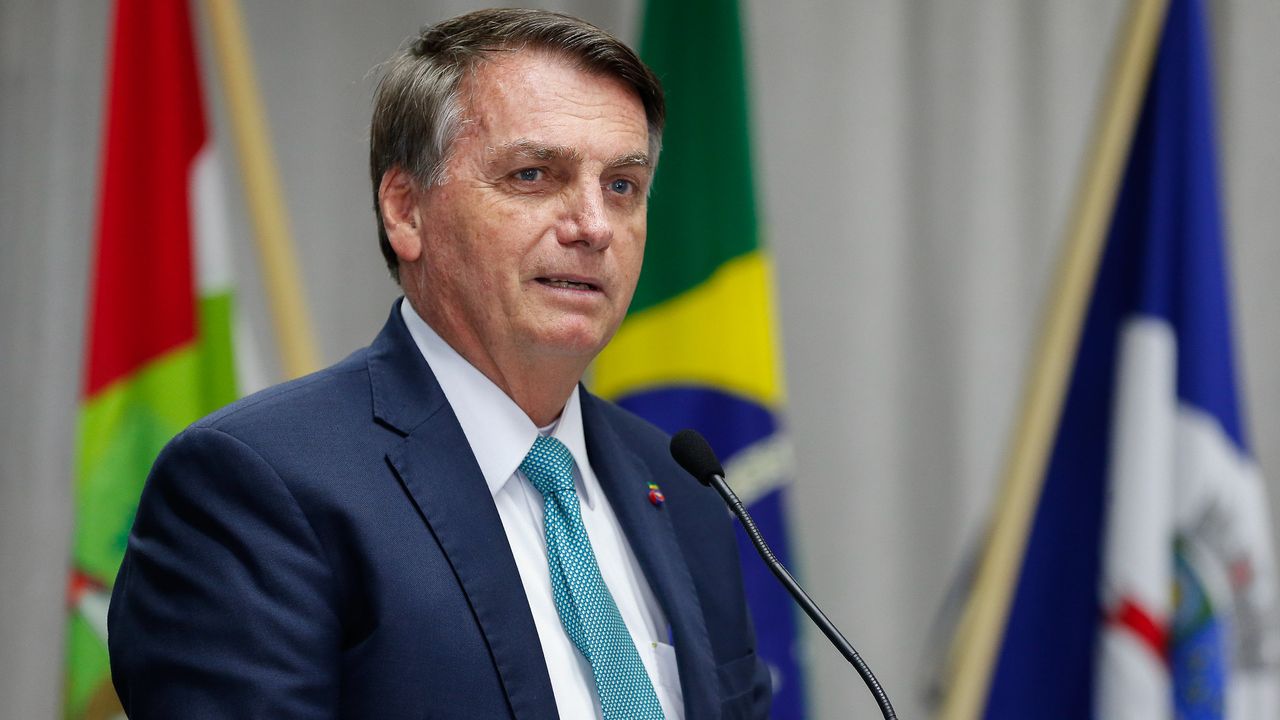 Bolsonaro entrega MP do novo Bolsa Família ao presidente da Câmara