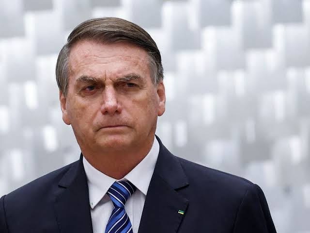 Defesa de Bolsonaro pede devolução de passaporte ao STF