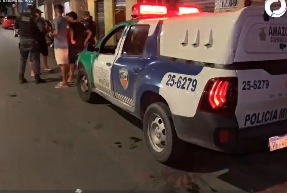 Chapeiro de lanche é baleado por pistoleiro na frente de clientes em Manaus