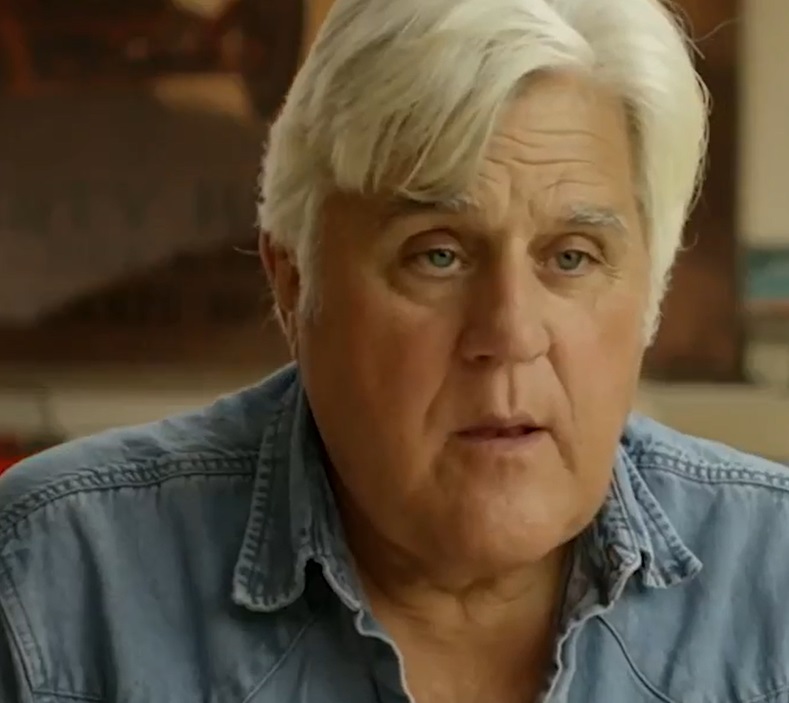 Jay Leno cai de penhasco de 18 metros de altura e mostra rosto deformado