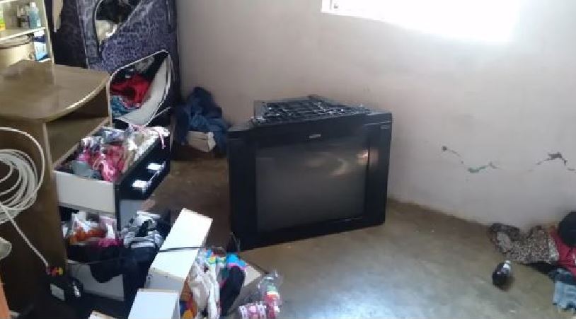 Menina de 4 anos morre após TV de tubo cair sobre ela