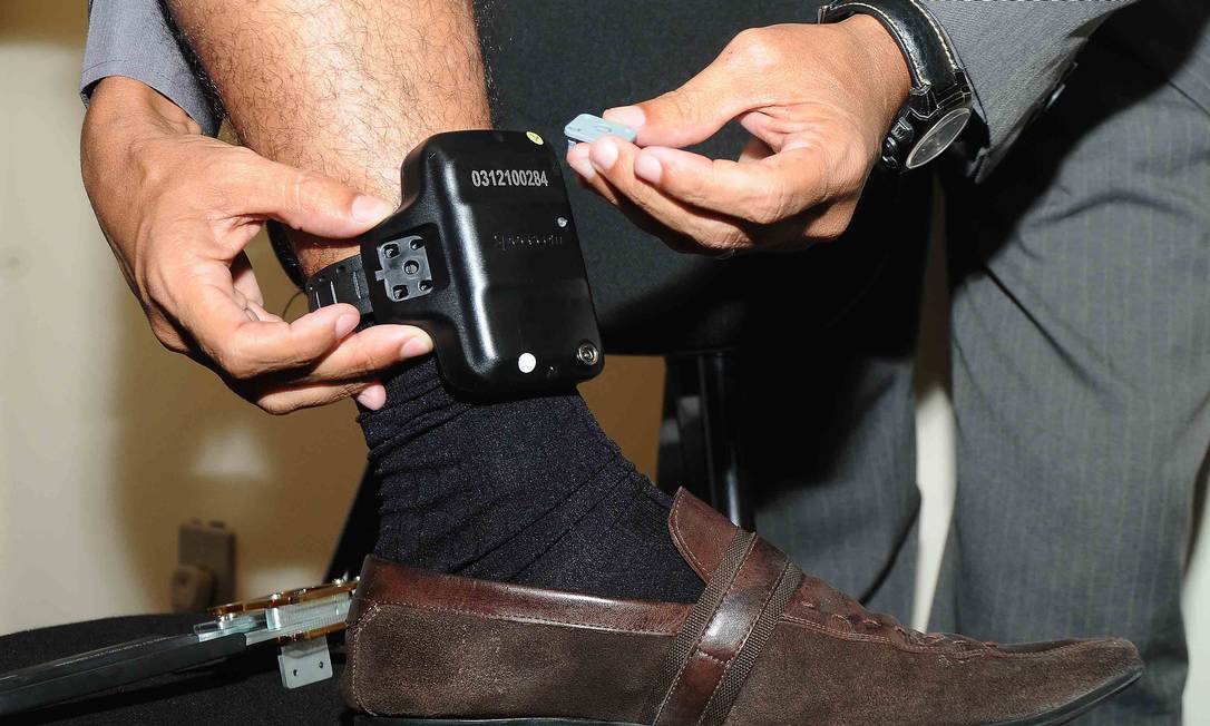 Réu por matar adolescente, PM volta a trabalhar com tornozeleira eletrônica