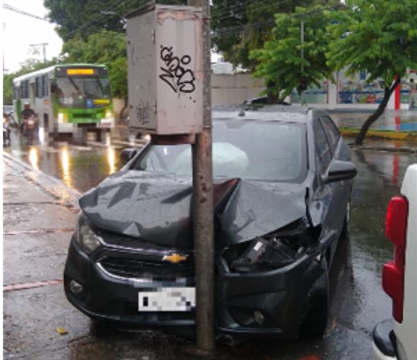 Carro perde controle em curva e se choca contra semáforo em Manaus