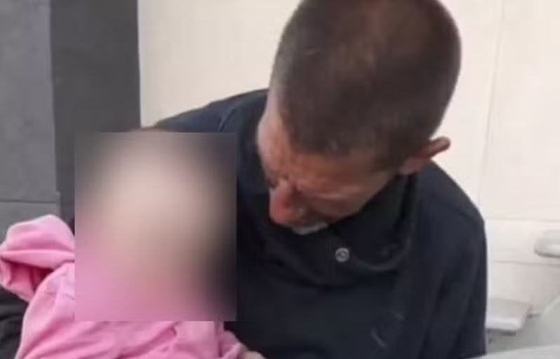 Idoso dado como morto e 'cremado' é encontrado perambulando pelas ruas