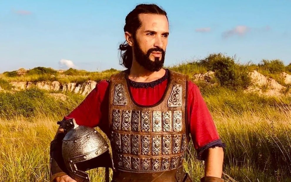 Mãe de ator da Record desaparecido há 40 dias pede socorro no SBT