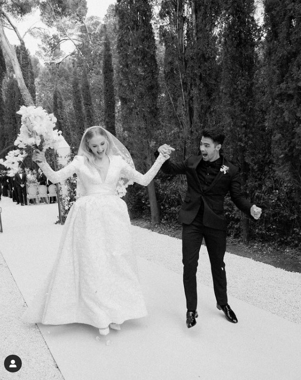 Joe Jonas e Sophie Turner postam fotos inéditas de casamento em castelo 