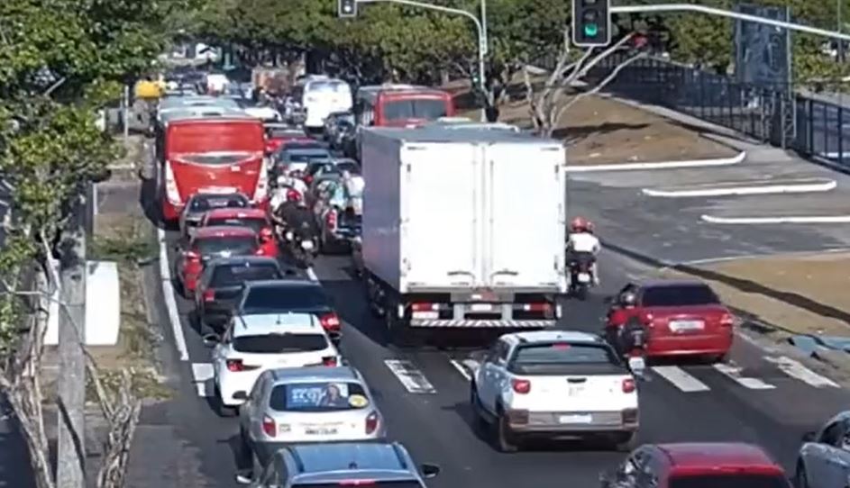 Acidente com ferido deixa av. Cosme Ferreira travada em Manaus