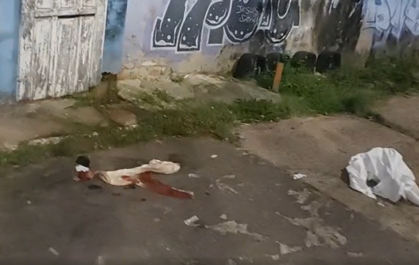 Homem é morto a facadas no meio da rua em Manaus