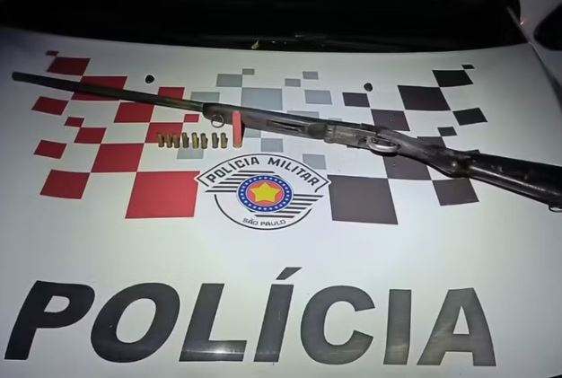 Vizinho reclama de barulho e é preso por posse ilegal de arma 