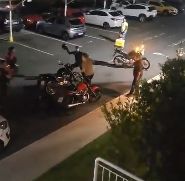 Entregadores envolvidos em briga dentro de condomínio são presos em Manaus