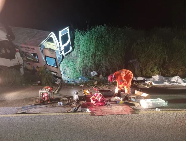 Acidente entre van e caminhão mata bebê e outras 11 pessoas em rodovia