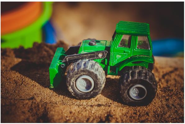 Criança morre ao cair em fossa para pegar brinquedo em SC