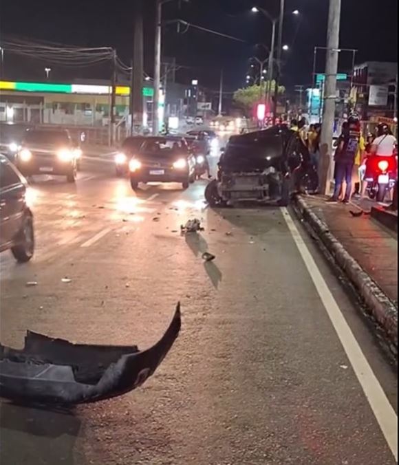 Carro fica despedaçado ao atingir poste na Av. Cosme Ferreira