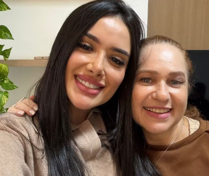 Mãe de Jordana comenta revelações da filha sobre beijar mulheres
