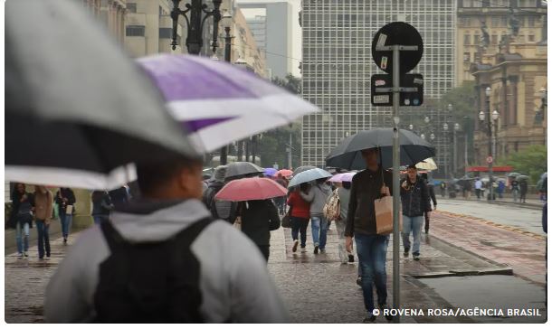 Domingo de Enem tem previsão de chuva em várias partes do país 