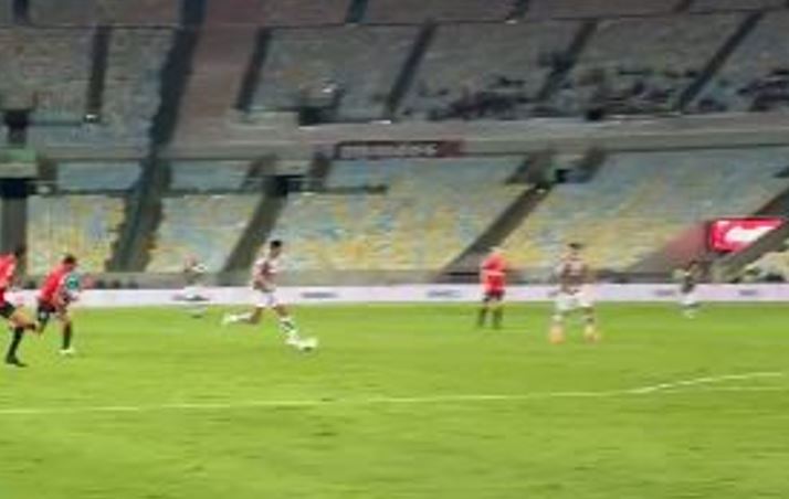 Atlético-GO vira sobre o Flu e torcida explode contra Diniz