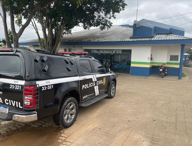 Motorista bêbado é preso após atropelar mulher e destruir poste no Amazonas