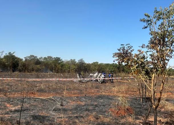 Avião cai em voo de teste e deixa dois mortos