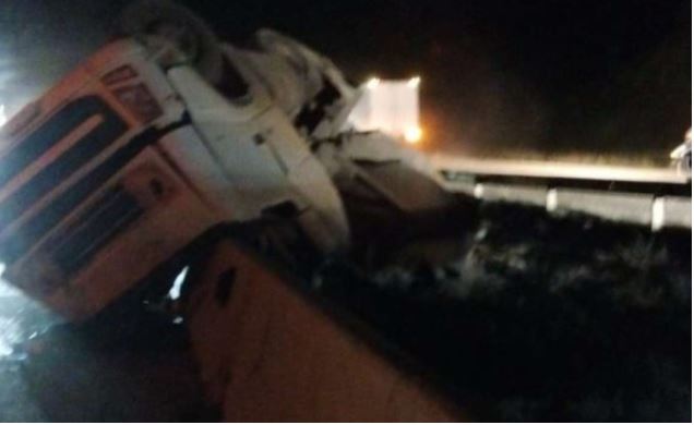 Motorista morre após carreta com carga de cimento tombar em rodovia