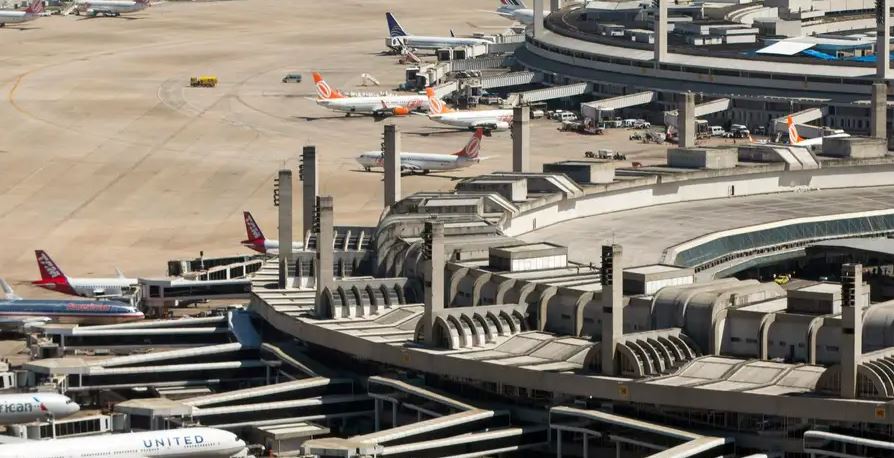 Juiz explica regras para viagens de menores durante as férias