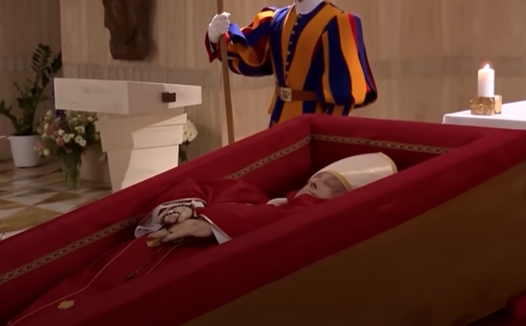 Freira 'quebra protocolo' e se aproxima de caixão do Papa Francisco