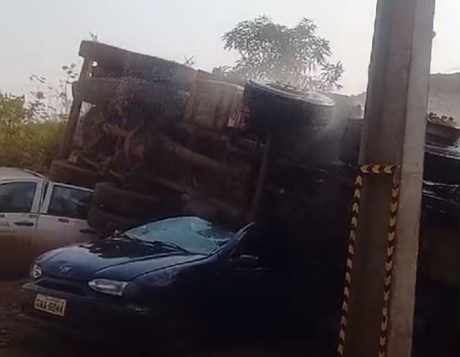 Caminhão despenca de rodovia e atinge carros