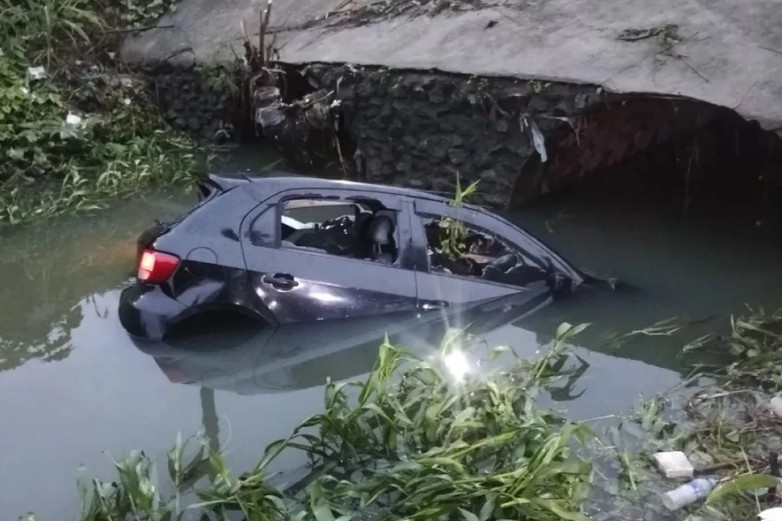 Policial militar morre após atropelar animal e cair em rio