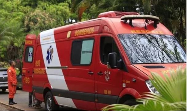 Homem tem surto, bate em namorada e morre em motel