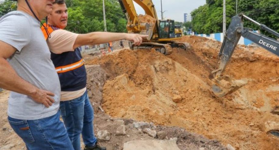 Novas aduelas são instaladas na avenida Mário Ypiranga Monteiro