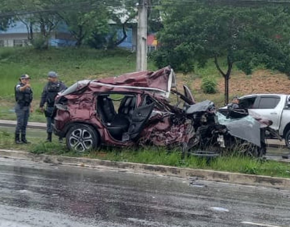 Criança de 3 anos que estava em carro atingido por caminhão morre em Manaus