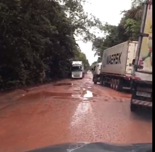 Motoristas se arriscam entre lama e crateras em trecho caótico na BR-174 