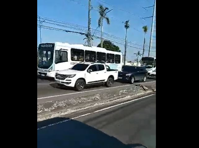 Incêndio em carro causa congestionamento quilométrico na av. Torquato Tapajós