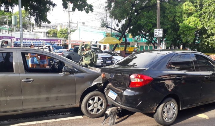 Acidente entre carros paralisa trânsito na Av. Brasil em Manaus